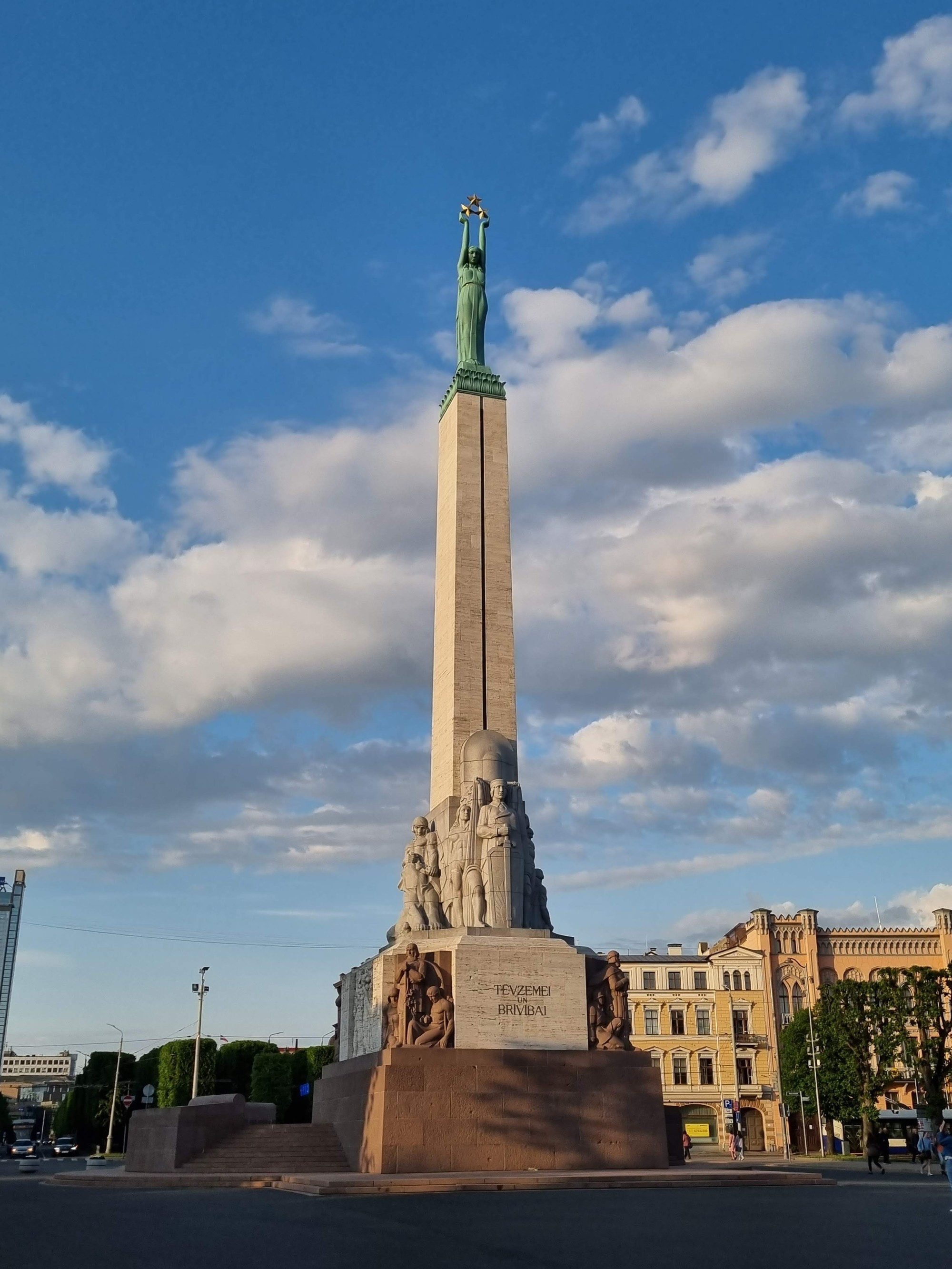Brīvības piemineklis, Латвия