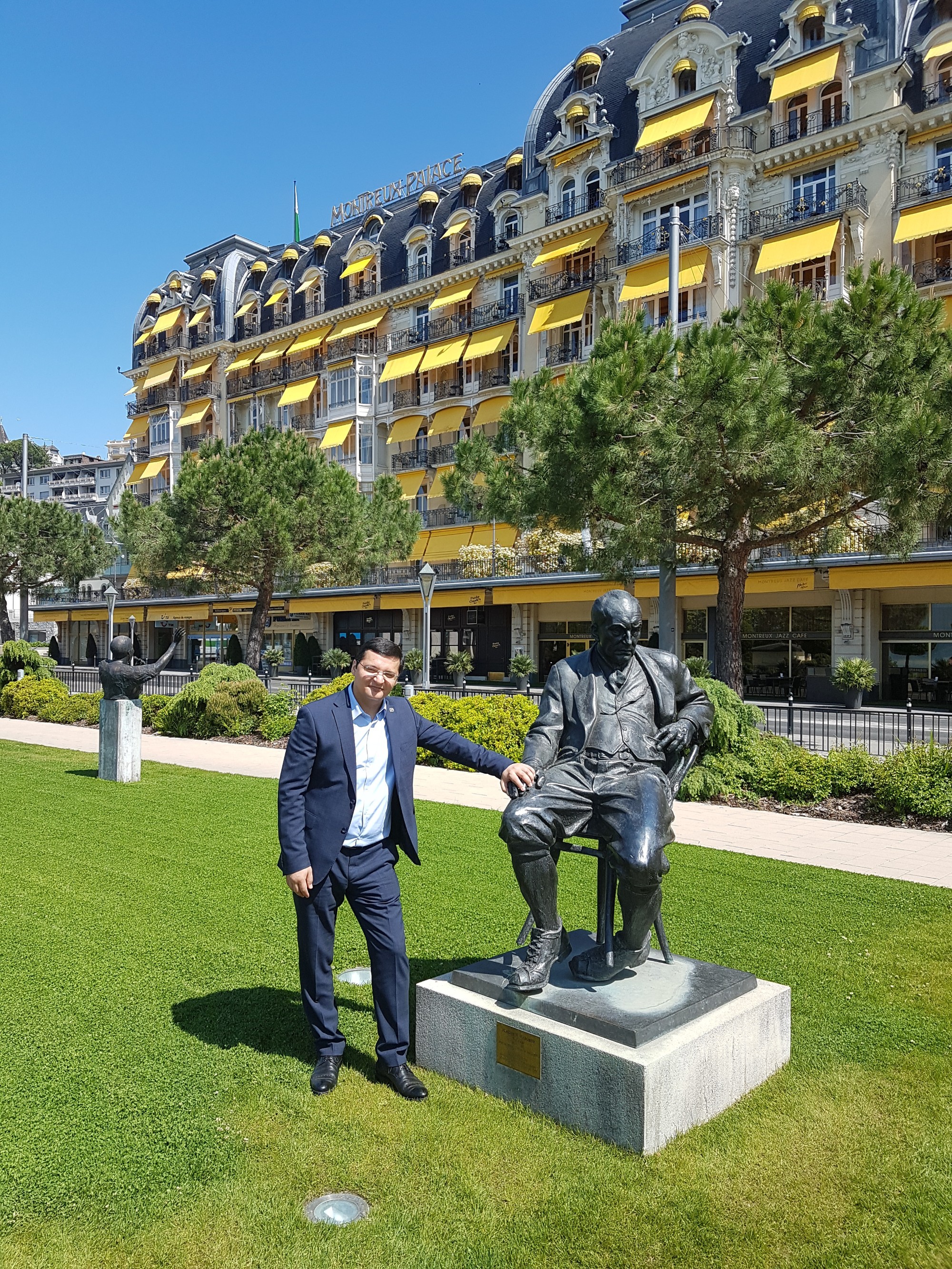 Памятник В.Набокову в г.Монтре у Женевского озера перед отелем Montreux Palace, где жил писатель с 1961 до 1977 года.