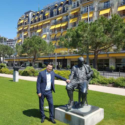 Памятник В.Набокову в г.Монтре у Женевского озера перед отелем Montreux Palace, где жил писатель с 1961 до 1977 года.