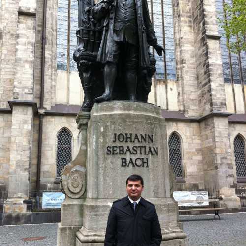 У памятника И.С.Баху рядом с церковью Св. Иоанна в Лейпциге, где он похоронен