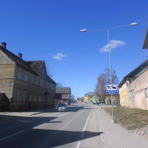 Abya-Paluoya, Estonia