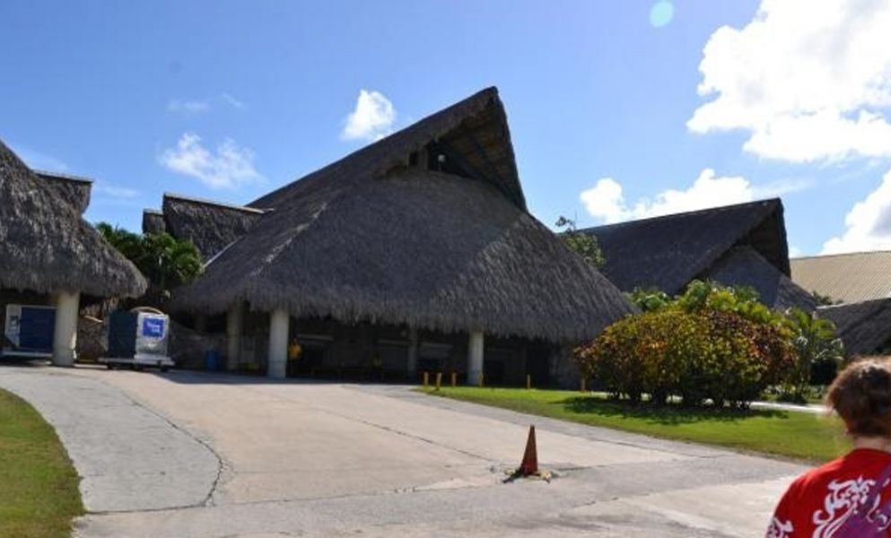Забавный аэропорт с крышами из высушенных пальмовых листьев Пунта-Кана